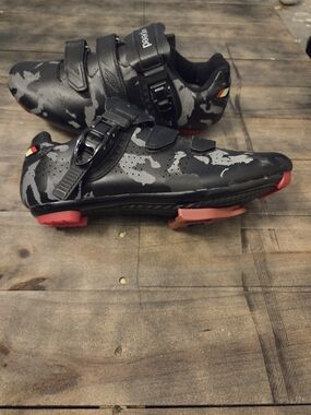 Men's Black Gray Athletic Cycling Shoes with Red Accents